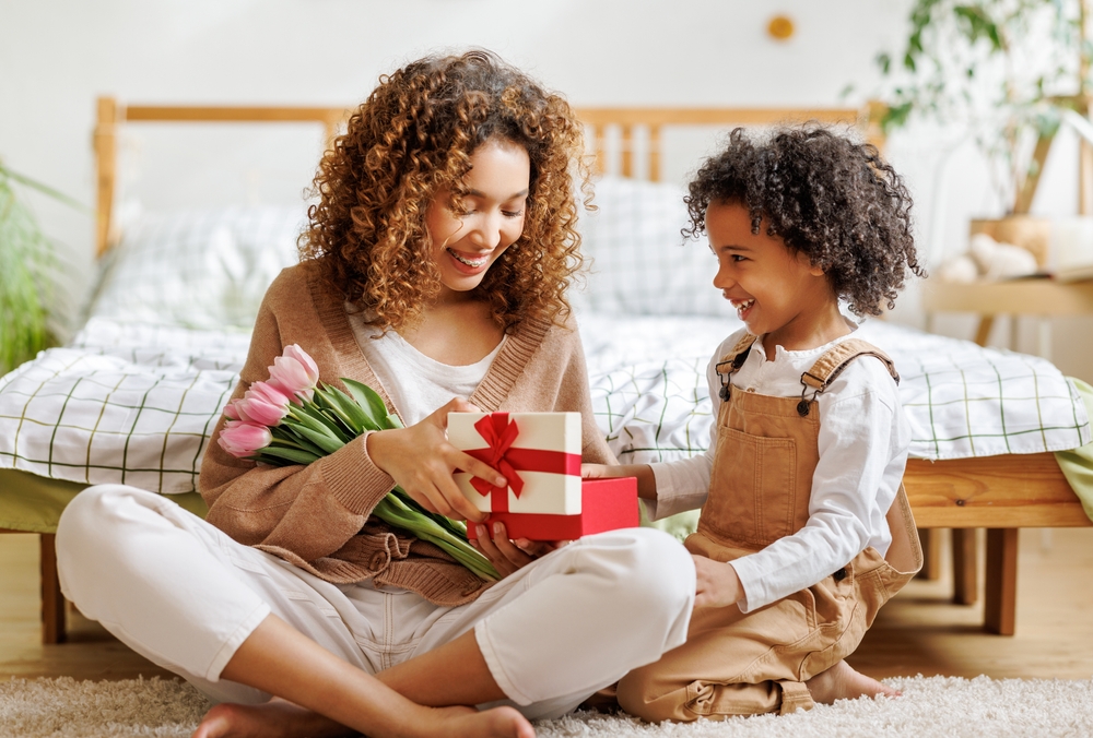 Cheerful,Family,Mom,Opens,A,Gift,Box,With,Her,Son